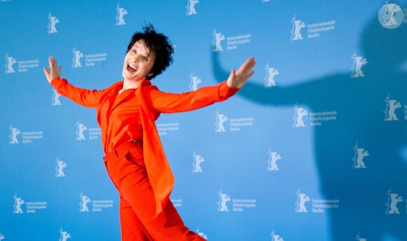 Juliette Binoche folle et espiègle pour le photocall du film Camille Claudel 1915 à la 63e Berlinale, le 12 février 2013.