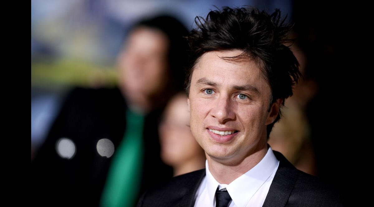 Vidéo Zach Braff à La Première Du Film Le Monde Fantastique Doz Au El Capitan Theatre De Los 