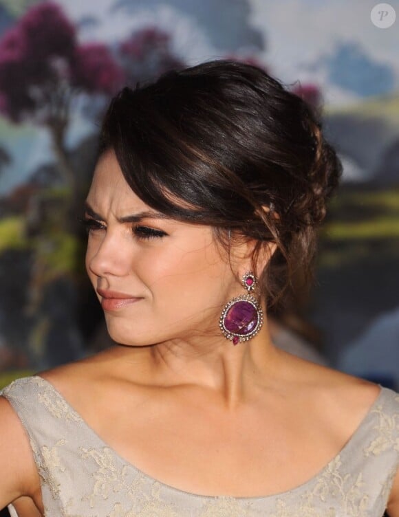 Mila Kunis étonnée à la première du film Le Monde Fantastique d'Oz au El Capitan Theatre de Los Angeles, le 13 février 2013.