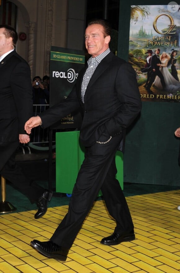 Arnold Schwarzenegger arrive à la première du film Le Monde Fantastique d'Oz au El Capitan Theatre de Los Angeles, le 13 février 2013.
