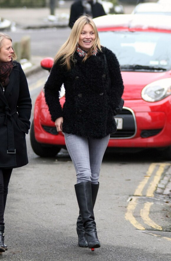 Exclusif - Kate Moss, surprise dans les rues de Londres avec une amie. Le 13 février 2013.