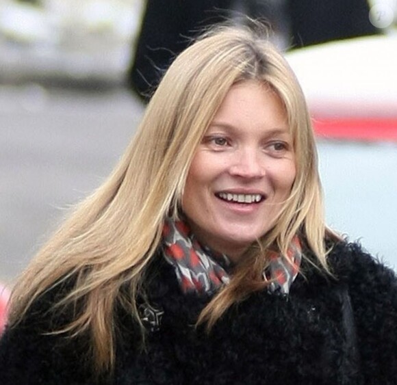 Exclusif - Kate Moss, souriante dans les rues de Londres. Le 13 février 2013.