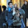 Emma Watson réchauffée par son boyfriend Will Adamowicz à New York, le 16 février 2013.