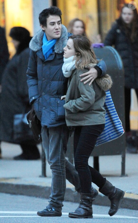 Emma Watson réchauffée par son boyfriend Will Adamowicz à New York, le 16 février 2013.