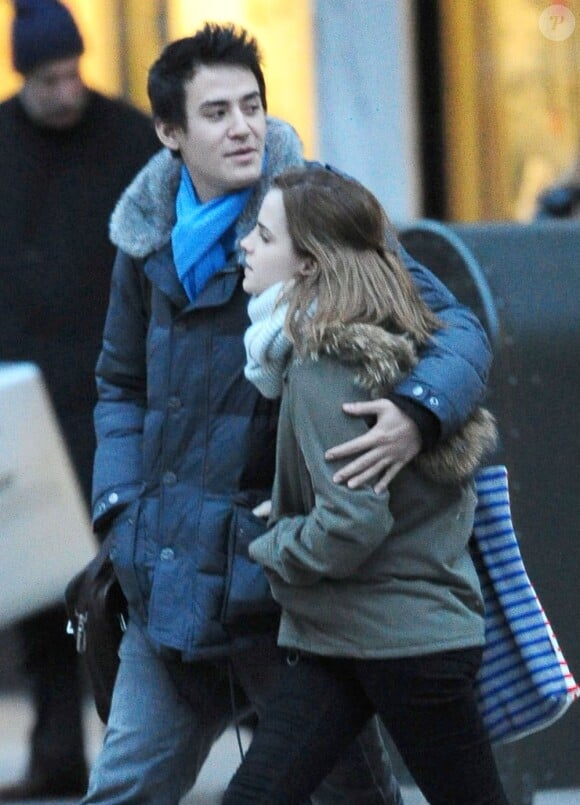Emma Watson (22 ans), avec son compagnon Will Adamowicz à New York, le 16 février 2013.