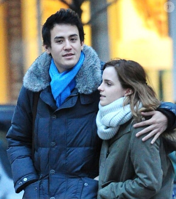 Emma Watson réchauffée par son boyfriend Will Adamowicz dans les rues de l'Upper East Side, à New York, le 16 février 2013.