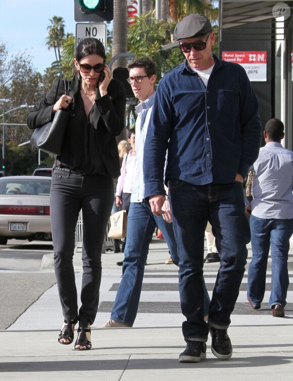 Exclusif - Courteney Cox fait du shopping avec un mystérieux inconnu à Beverly Hills, le 15 fevrier 2013.