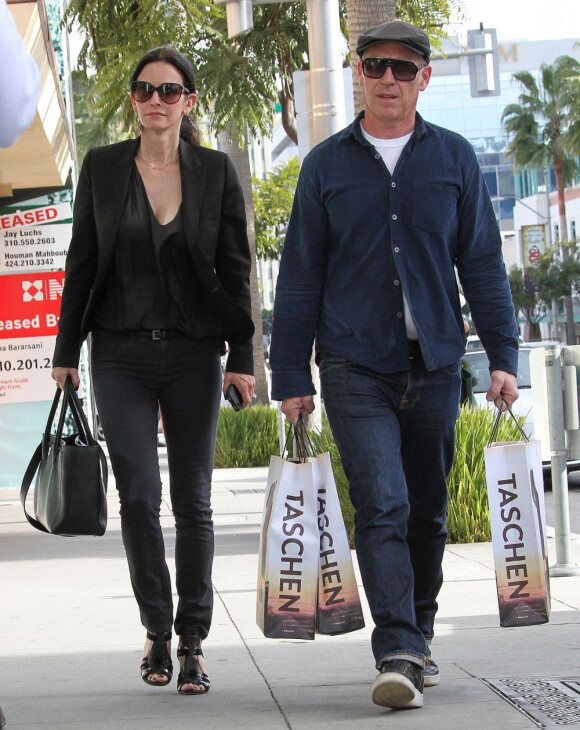 Exclusif - Courteney Cox fait du shopping avec un mystérieux inconnu à Beverly Hills, le 15 fevrier 2013.
