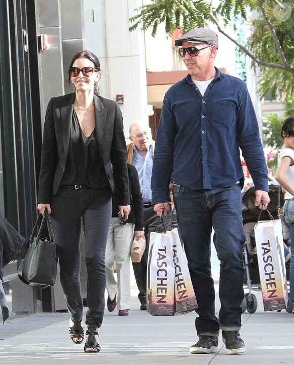 Exclusif - Courteney Cox fait du shopping avec un mystérieux inconnu à Beverly Hills, le 15 fevrier 2013.