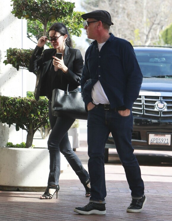 Exclusif - Courteney Cox fait du shopping avec un mystérieux inconnu à Beverly Hills, le 15 fevrier 2013.