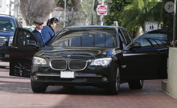 Exclusif - La star Courteney Cox fait du shopping avec un mystérieux inconnu à Beverly Hills, le 15 fevrier 2013.