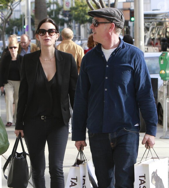 Exclusif - Courteney Cox et un mystérieux inconnu, très complices, à Beverly Hills, le 15 fevrier 2013.