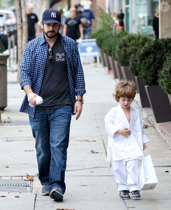 Jordan Bratman va chercher son fils max à son cours de karaté à Los Angeles, le 1er décembre 2012.