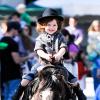 Rachel Zoe et son fils Skyler, le 17 février 2013 à Los Angeles. Le petit garçon semble enchanté de faire du cheval.