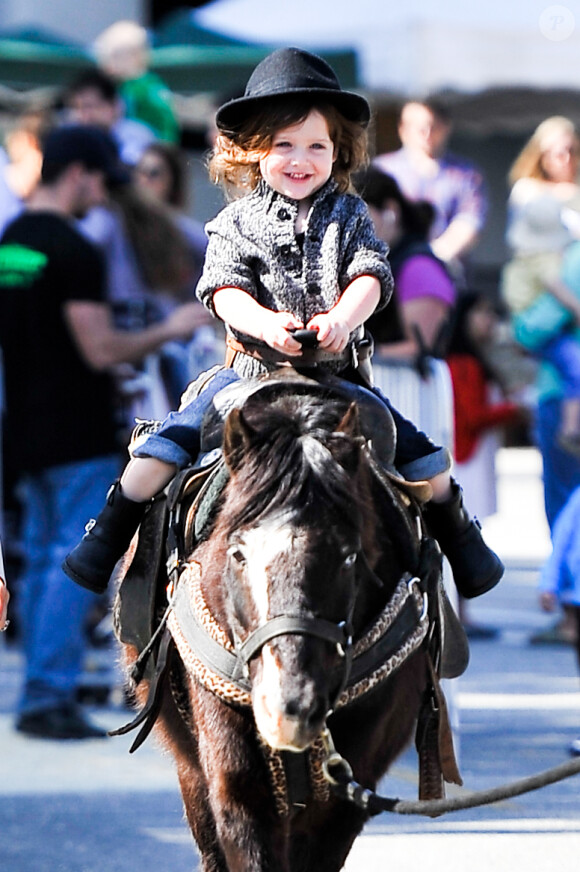 Rachel Zoe et son fils Skyler, le 17 février 2013 à Los Angeles. Le petit garçon semble enchanté de faire du cheval.