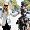Rachel Zoe et son fils Skyler qui fait du cheval, le 17 février 2013 à Los Angeles.