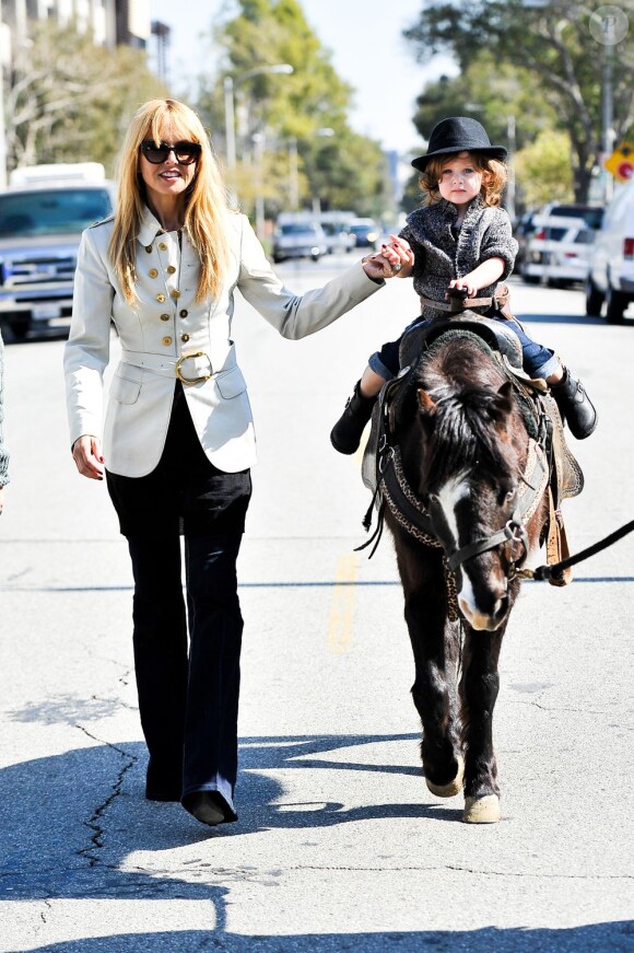 Rachel Zoe et son fils Skyler qui fait du cheval, le 17 février 2013 à Los Angeles.