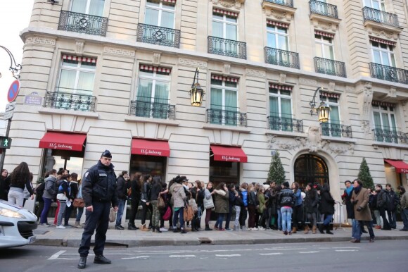 Selena Gomez sortant de l'hôtel Le Bristol pendant la promotion du film Spring Breakers pour passer un moment avec ses fans à Paris, le 17 février 2013
