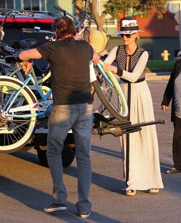 Johnny Hallyday, sa femme Laeticia, leurs filles Jade et Joy, et Eliette, la grand-mère de Laeticia, font du velo à Santa Monica, le 16 février 2013.