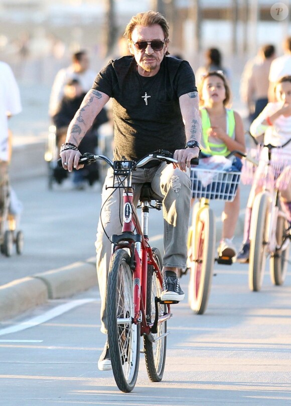 Johnny Hallyday fait du velo à Santa Monica, le 16 février 2013.