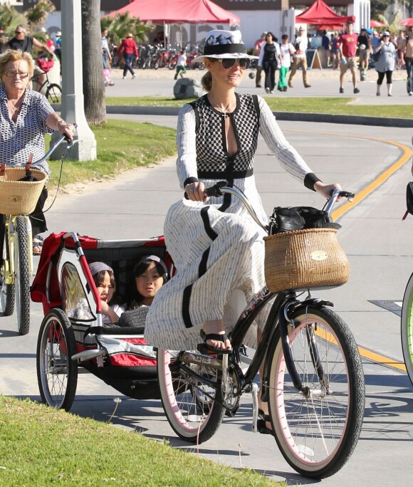Johnny Hallyday, sa femme Laeticia, leurs filles Jade et Joy, et Eliette, la grand-mère de Laeticia, font du velo à Santa Monica, le 16 février 2013.
