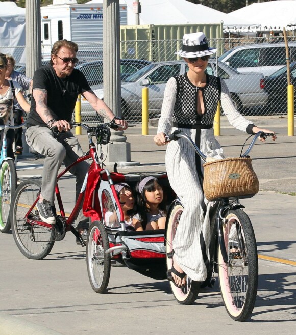 Johnny Hallyday, sa femme Laeticia, leurs filles Jade et Joy, et Eliette, la grand-mère de Laeticia, font du velo à Santa Monica, le 16 février 2013.