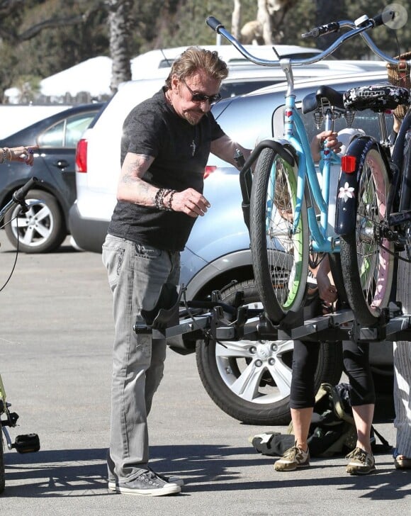 Johnny Hallyday, sa femme Laeticia, leurs filles Jade et Joy, et Eliette, la grand-mère de Laeticia, font du velo à Santa Monica, le 16 février 2013.
