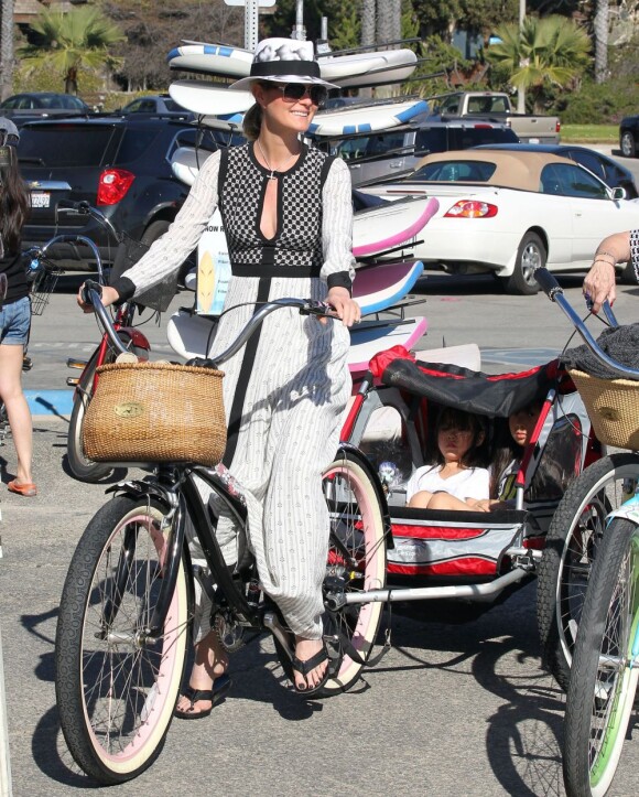 Johnny Hallyday, sa femme Laeticia, leurs filles Jade et Joy, et Eliette, la grand-mère de Laeticia, font du velo à Santa Monica, le 16 février 2013.