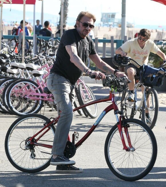 Johnny Hallyday, sa femme Laeticia, leurs filles Jade et Joy, et Eliette, la grand-mère de Laeticia, font du velo à Santa Monica, le 16 février 2013.