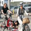 Johnny Hallyday, sa femme Laeticia, leurs filles Jade et Joy, et Eliette, la grand-mère de Laeticia, font du velo à Santa Monica, le 16 février 2013.