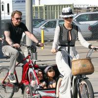 Johnny Hallyday, Laeticia et leurs filles : Une douce balade à vélo
