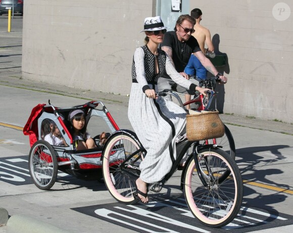 Johnny Hallyday, sa femme Laeticia, leurs filles Jade et Joy, et Eliette, la grand-mère de Laeticia, font du velo à Santa Monica, le 16 février 2013.