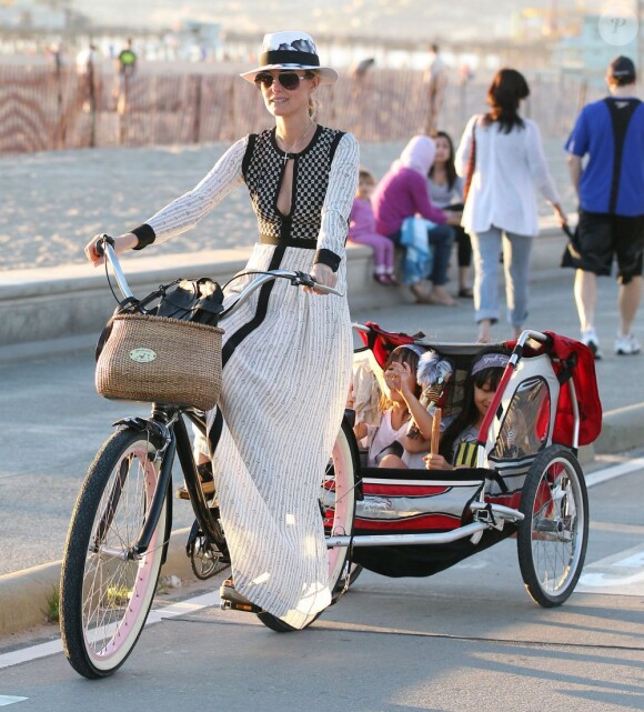Johnny Hallyday, sa femme Laeticia, leurs filles Jade et Joy, et Eliette, la grand-mère de Laeticia, font du velo à Santa Monica, le 16 février 2013.