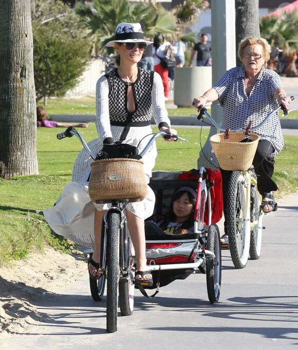 Johnny Hallyday, sa femme Laeticia, leurs filles Jade et Joy, et Eliette, la grand-mère de Laeticia, font du velo à Santa Monica, le 16 février 2013.