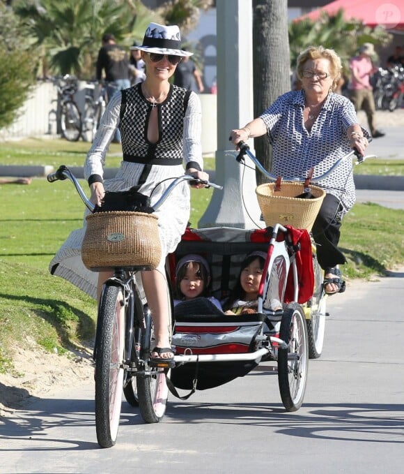 Laeticia, ses filles Jade et Joy, et sa grand-mère Eliette font du velo à Santa Monica, le 16 février 2013.
