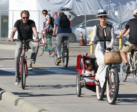 Johnny Hallyday, sa femme Laeticia, leurs filles Jade et Joy, et Eliette, la grand-mère de Laeticia, font du velo à Santa Monica, le 16 février 2013.