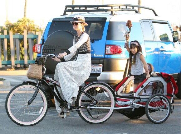 Laeticia et ses filles, Jade et Joy, font du velo à Santa Monica, le 16 février 2013.