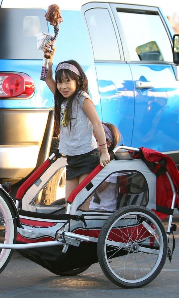 Jade et Joy à l'arrière du vélo de leur mère Laeticia Hallyday, à Santa Monica, le 16 février 2013.