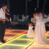 Mario Lopez et Courtney Mazza avec leur fille Gia Francesca, 2 ans, lors de leur mariage romantique à souhait au Mexique le 1er décembre 2012. Le couple a annoncé en février 2013 attendre son deuxième enfant.