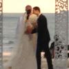 Mario Lopez et Courtney Mazza lors de leur mariage romantique à souhait au Mexique le 1er décembre 2012. Le couple a annoncé en février 2013 attendre son deuxième enfant.