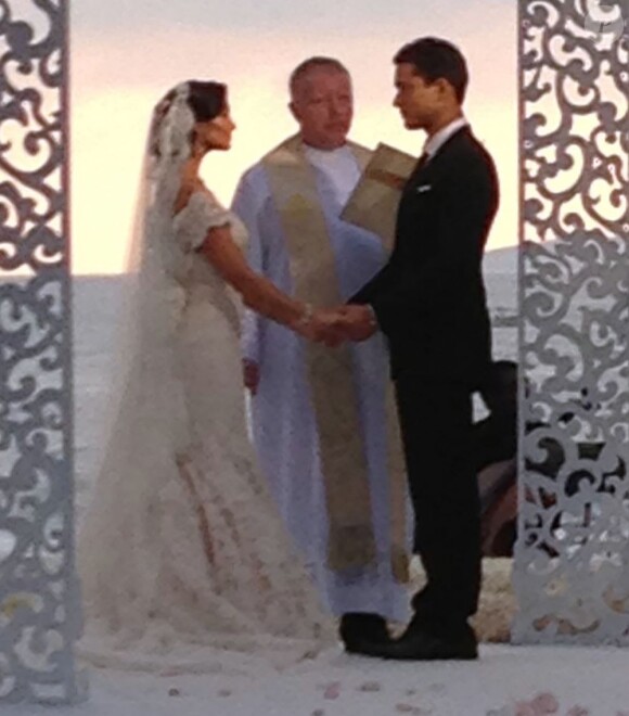 Mario Lopez et Courtney Mazza lors de leur mariage romantique à souhait au Mexique le 1er décembre 2012. Le couple a annoncé en février 2013 attendre son deuxième enfant.