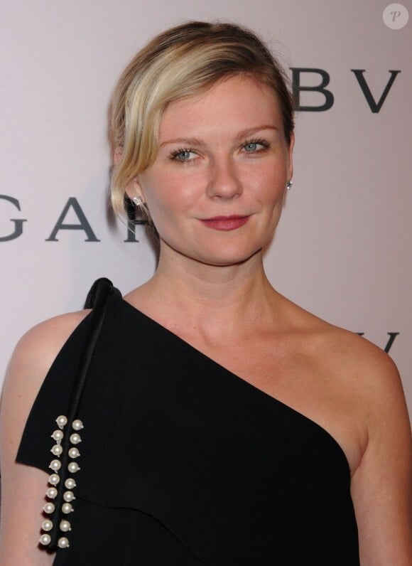 Kirsten Dunst sur le tapis rouge de la soirée organisée par le bijoutier de luxe Bulgari en hommage à Elizabeth Taylor, à Beverly Hills, le 20 février 2013.