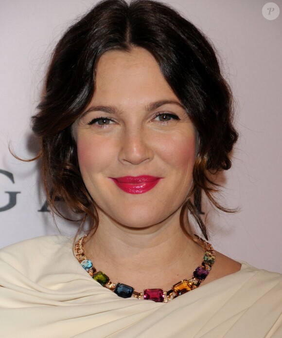 Drew Barrymore sur le tapis rouge de la soirée organisée par le bijoutier de luxe Bulgari en hommage à Elizabeth Taylor, à Beverly Hills, le 20 février 2013.