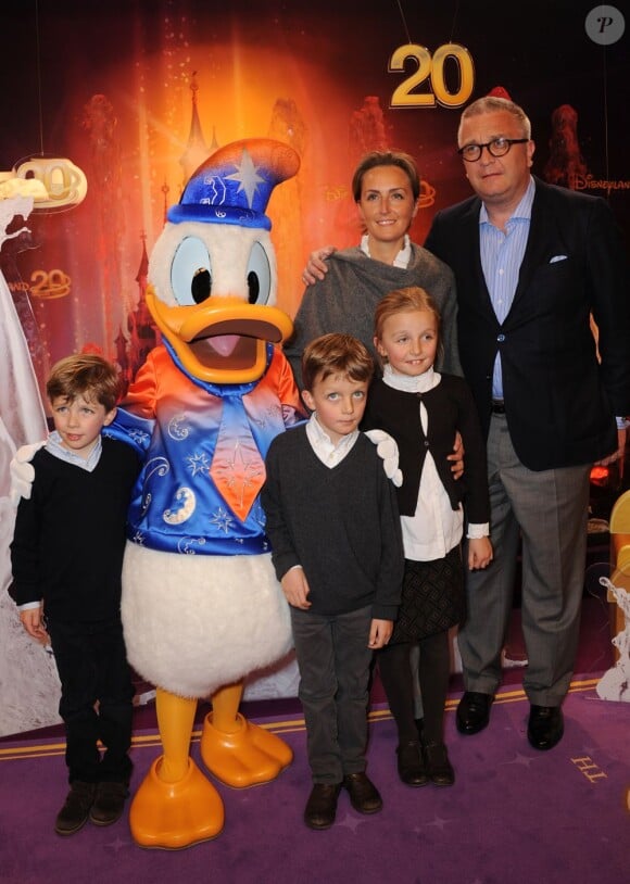 Le prince Laurent de Belgique et la princesse Claire avec leurs trois enfants, Louise, Nicolas et Aymeric, à Disneyland Paris en mars 2012.