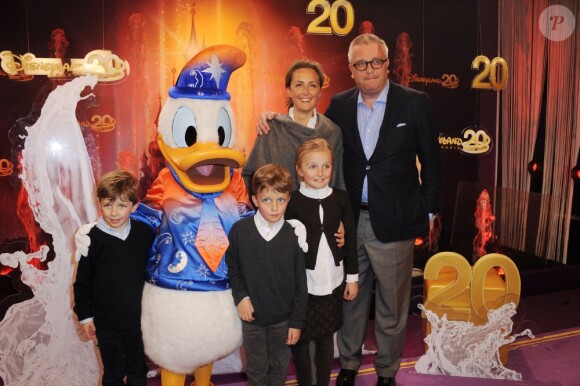 Le prince Laurent de Belgique et la princesse Claire avec leurs trois enfants, Louise, Nicolas et Aymeric, à Disneyland Paris en mars 2012.