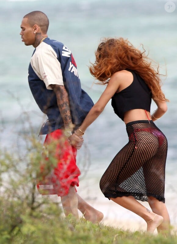 Rihanna fume deux joints avec Chris Brown sur une plage d'Hawai le jour de ses 25 ans le 20 février 2013.