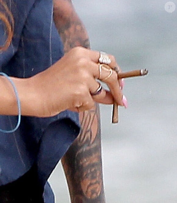 Rihanna et ses deux joints au cours d'une après-midi à la plage. Hawaï, le 20 février 2013.