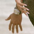 Rihanna arbore un petit anneau à l'annulaire gauche au cours de son après-midi avec Chris Brown. Des fiançailles dans l'air ? Hawaï, le 20 février 2013.