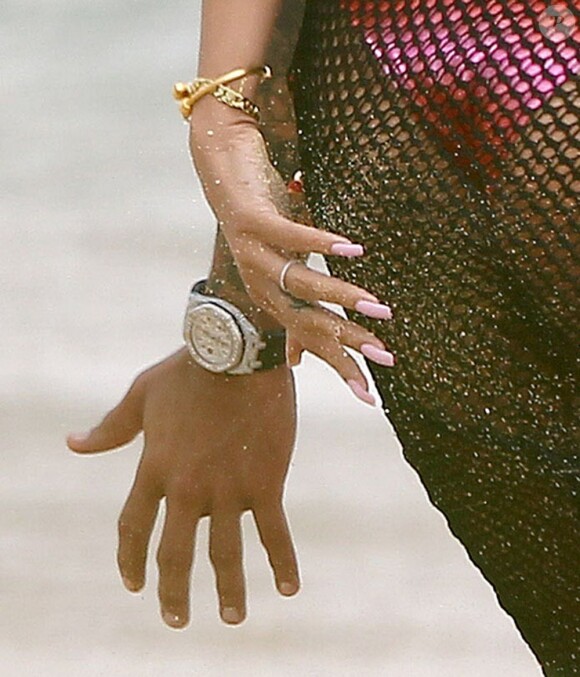 Rihanna arbore un petit anneau à l'annulaire gauche au cours de son après-midi avec Chris Brown. Des fiançailles dans l'air ? Hawaï, le 20 février 2013.