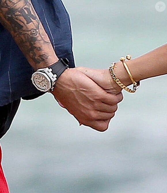 Rihanna fume deux joints avec Chris Brown sur une plage d'Hawai le jour de ses 25 ans le 20 fevrier 2013. Joyeux anniversaire Rihanna !